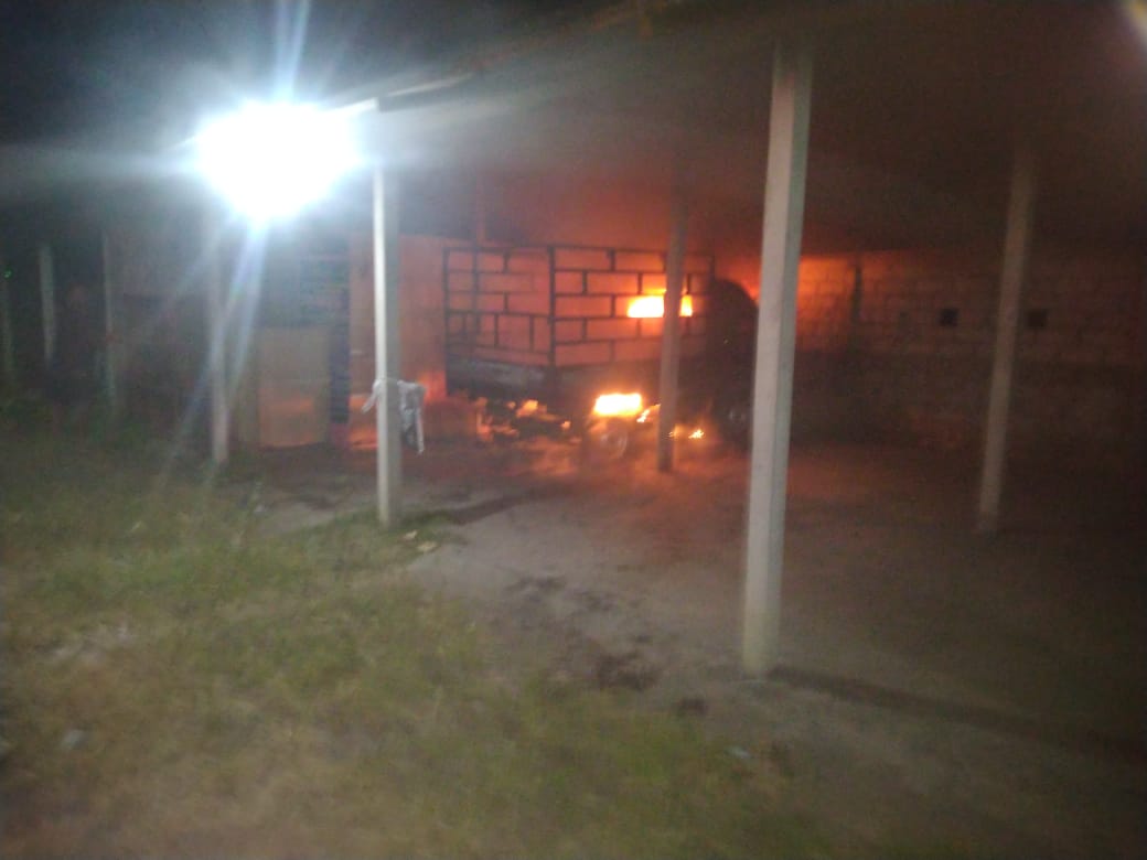 TERBAKAR: Kebakaran melanda sebuah mobil pikap di Jalan Serma Anom, Banjar Dinas Bhuana Tirta, Karangasem saat diparkir di garase.