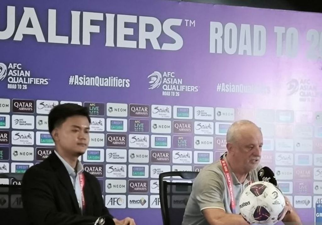 Pelatih tim nasional Australia Graham Arnold (kanan) memberikan keterangan usai laga Grup C putaran ketiga kuakifikasi Piala Dunia zona Asia di Stadion Utama Gelora Bung Karno, Jakarta, Selasa (10/920