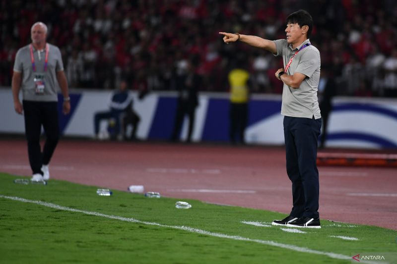 Pelatih Timnas Indonesia Shin Tae-yong di tepi lapangan saat pertandingan Grup C putaran ketiga Kualifikasi Piala Dunia 2026 Zona Asia di Stadion Utama Gelora Bung Karno, Selasa (10/9/2024).