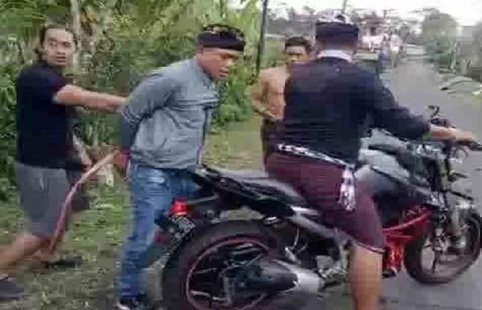 Terduga pelaku ketika diamankan oleh warga. Ia diduga melakukan hipnotis kepada warga Desa Dapdap Putih hingga Rp 50 juta. (Foto Istimewa.)