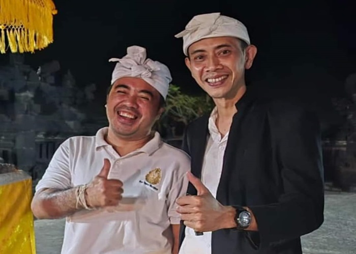 Tjokorda Gde Agung Sumara Wisesa saat bersembahyang di Pura Watu Klotok bersama Tjokorda Gde Surya Putra.