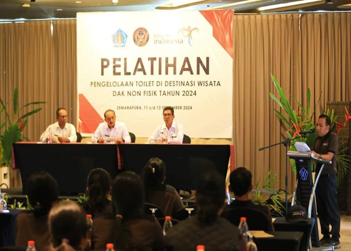 Pj Bupati Klungkung I Nyoman Jendrika saat membuka pelatihan pengelolaan toilet di Destinasi Wisata, Rabu (11/9/2024).