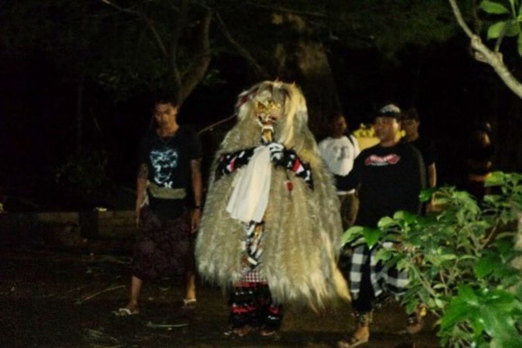 Prosesi ngereh dalam tradisi Hindu Bali.