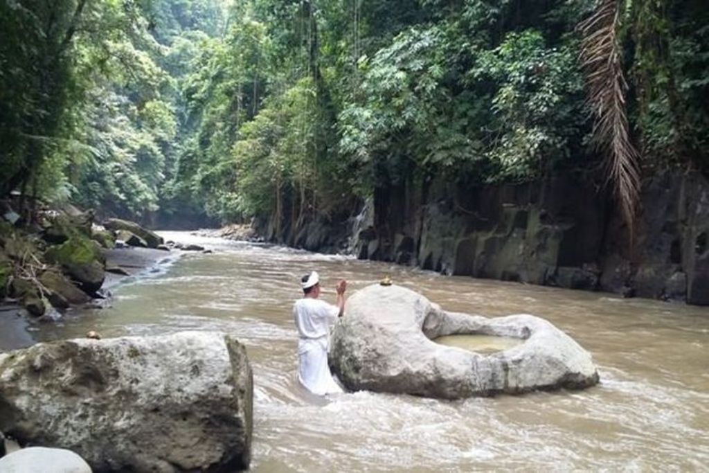 Batu Lesung yang terletak di Sungai Ayung, Banjar Karangdalem I, Desa Bongkasa, Abiansemal, Badung, Bali.
