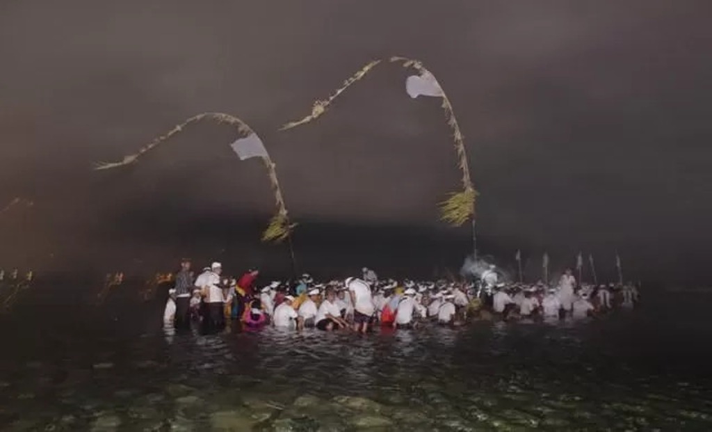 NGARO: Tradisi Ngaro digelar setiap bulan Oktober bertepatan dengan bulan Purnama Kapat oleh warga Banjar Madura, Sanur.