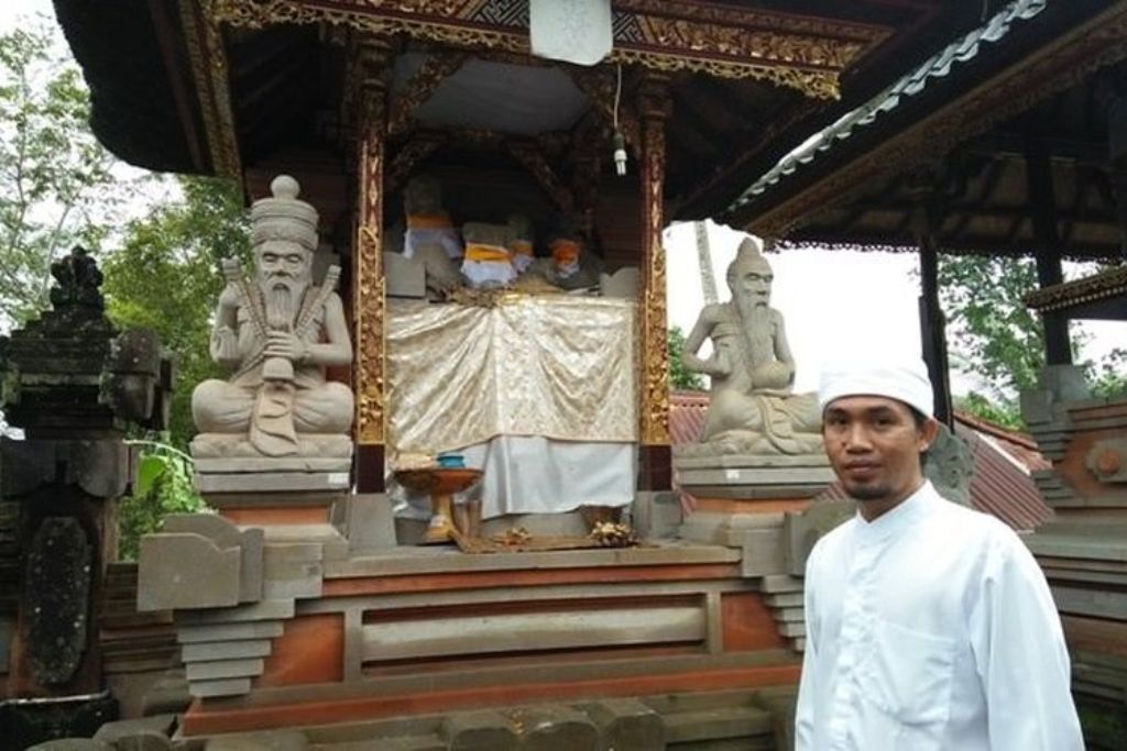 Pura Pucak Manik Ukir di Desa Bukit, Kecamatan Tampaksiring, Kabupaten Gianyar, salah satu tempat suci Hindu Bali