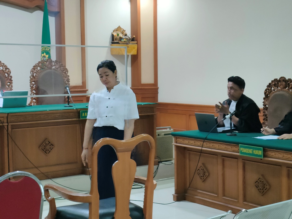 SIDANG: Terdakwa korupsi LPD Adat Baluk Ni Komang Pujiani menjalani persidangan. Dia dituntut 5 tahun penjara lantaran ini fakta yang terungkap.