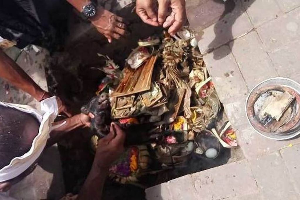 Salah satu ritual Hindu Bali yang menggunakan darah kucit butuan