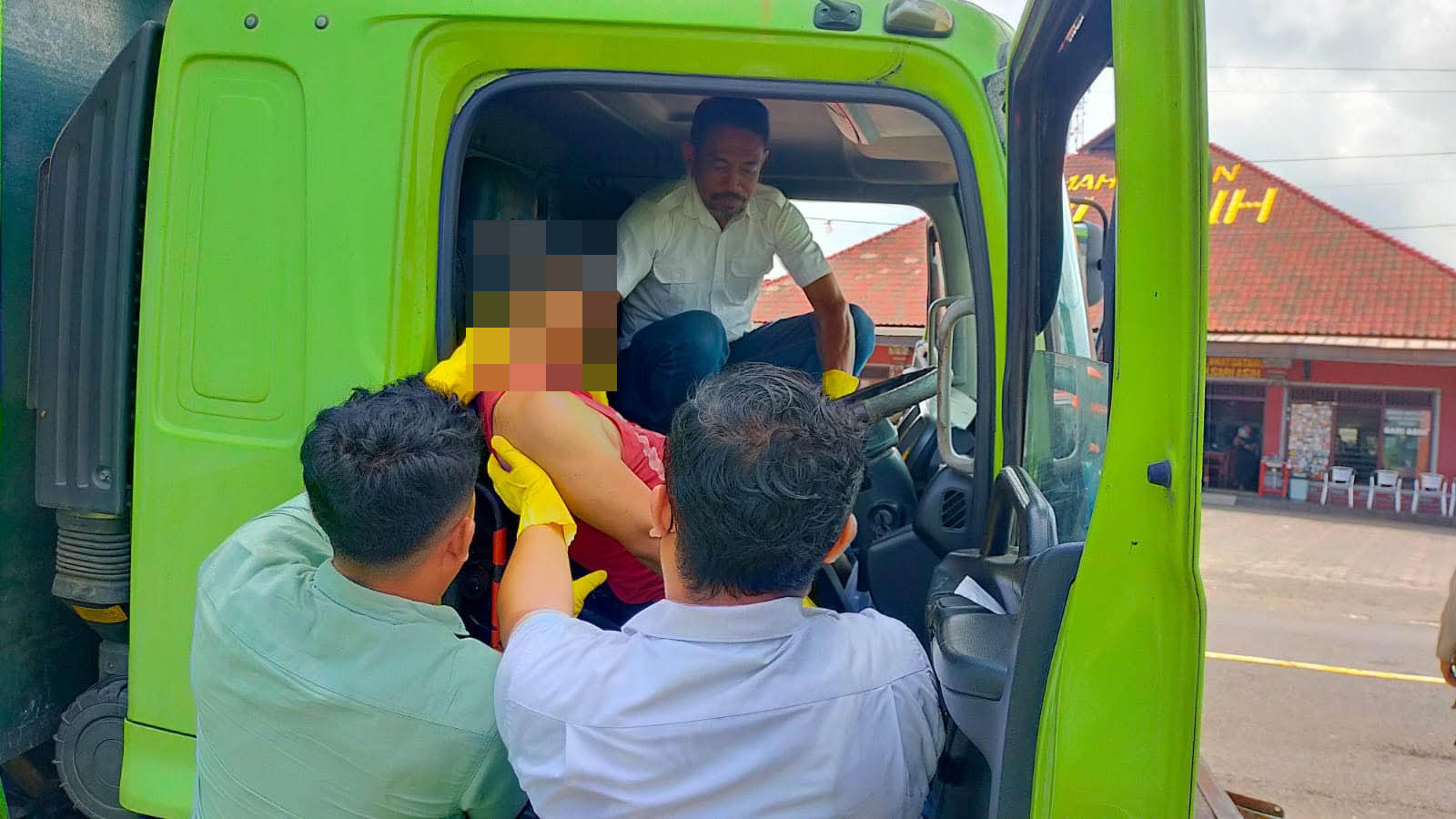 OLAH TKP : Tim Inafis Polres Jembrana melalukan olah TKP penemuan jenazah sopir truk di jalan jurusan Denpasar-Gilimanuk, Rabu (11/9/2024).
