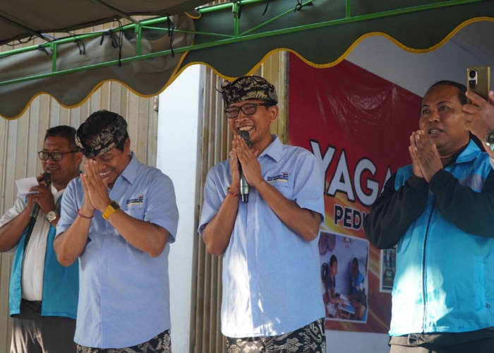 MEMBANTU: Bapaslon Suyadinata saat mengangkat atau menjadi bapak asuh dari 10 siswa tidak mampu di Badung, Rabu (11/9).