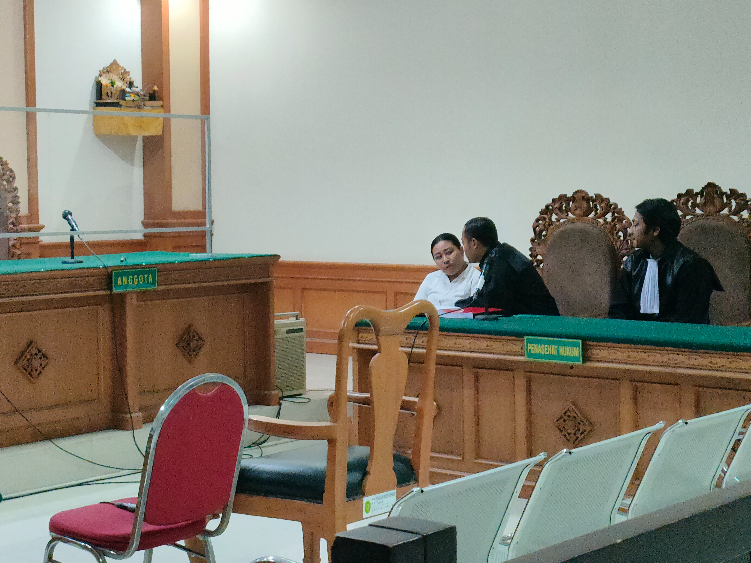 Ni Luh Putu Novita Sari menjalani sidang tuntutan di Pengadilan Tipikor Denpasar