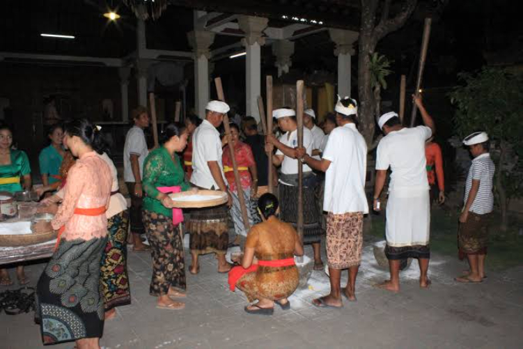 Persiapan Tradisi Ngaro, salah satunya menumbuk beras ketan yang dilakukan setelah matahari terbenam untuk menghindari sarana dan upakara dihinggapi lalat.