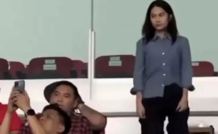 Azizah Salsha tampil sederhana menggunakan kemeja denim