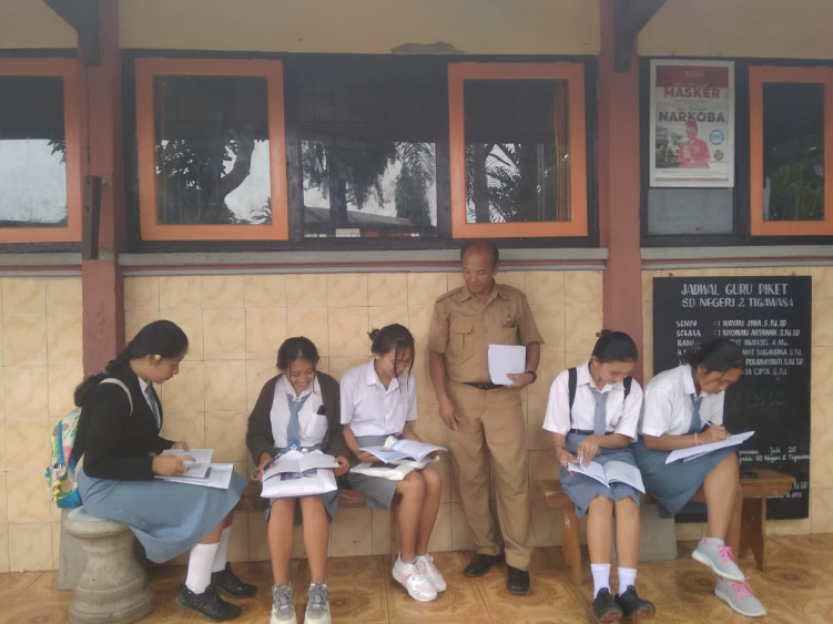 Kegiatan pembelajaran peserta didik di PKBM Widya Aksara, Desa Tigawasa, Buleleng