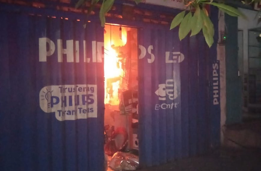 Kebakaran di sebuah toko peralatan listrik di Buleleng