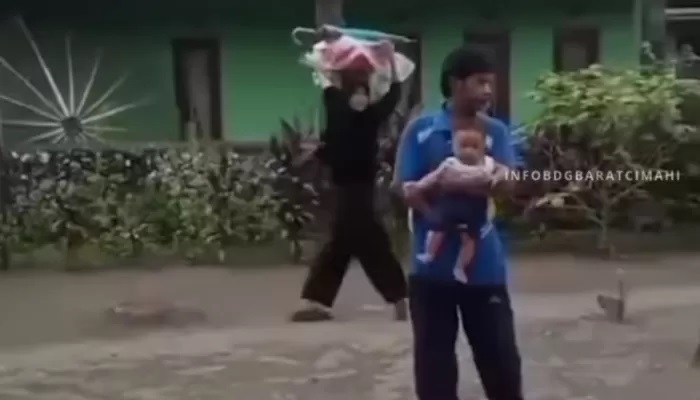 Video yang merekam aktivisas Nia Kurnia Sari, gadis penjual gorengan sebelum ditemukan tewas. (Instagram @infobdgbaratcimahi)