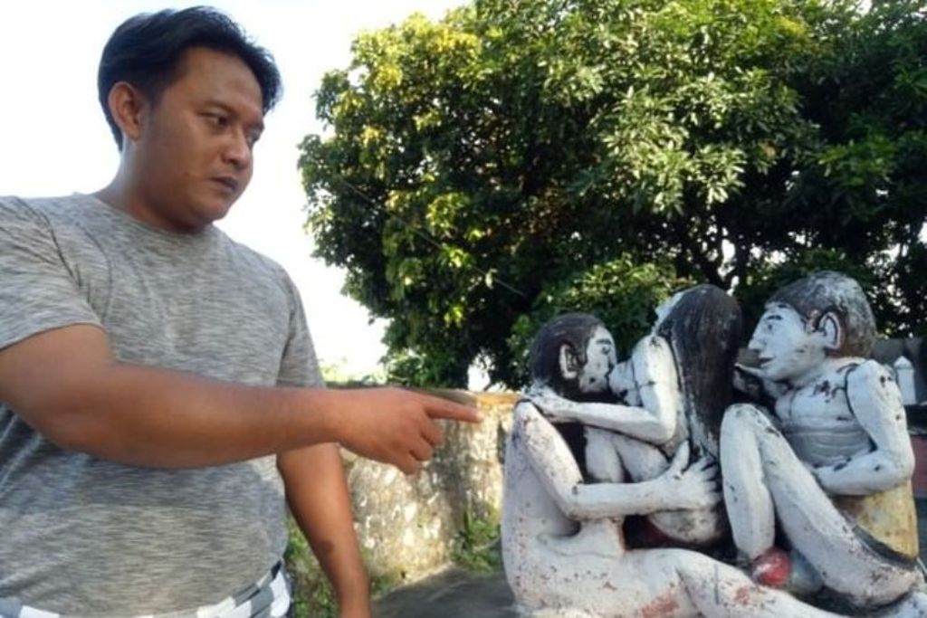Patung unik di Pura Dalem Purwa yang terletak di Dusun Puwa, Desa Pengastulan, Kecamatan Seririt, Kabupaten Buleleng, Bali.
