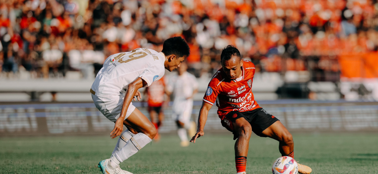Pemain Bali United, Irfan Jaya (kanan)