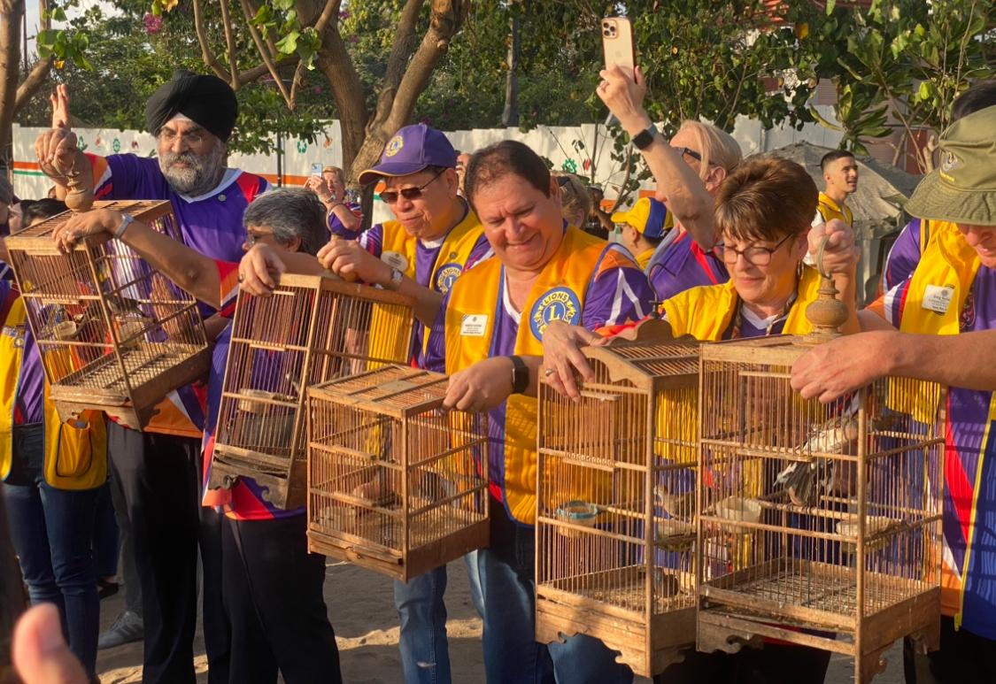 BHAKTI SOSIAL: Member Lions Grups saat melepas ratusan burung perkutut di Pantai Sanur, Kamis (12/9).