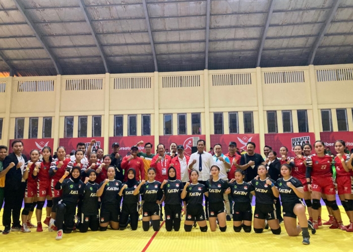 Tim Kabaddi putri PON Bali (merah/atas) berfoto bersama tim Kalimantan Timur usai pertandingan nomor National Style di GOR Lubuk Pakam, Medan.