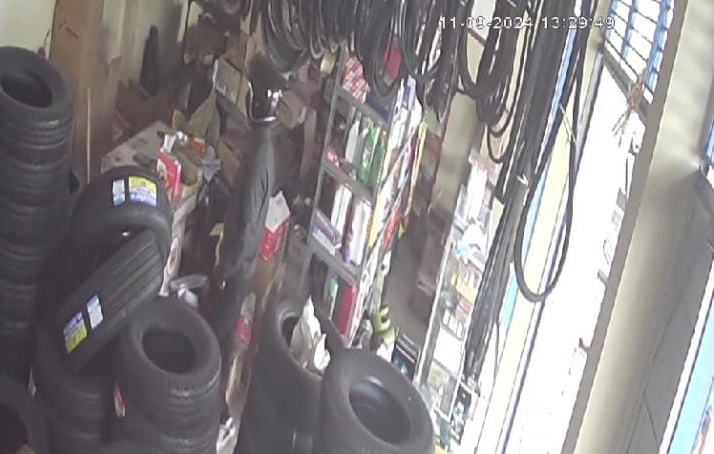 Viral aksi pencurian di sebuah bengkel terekam CCTV