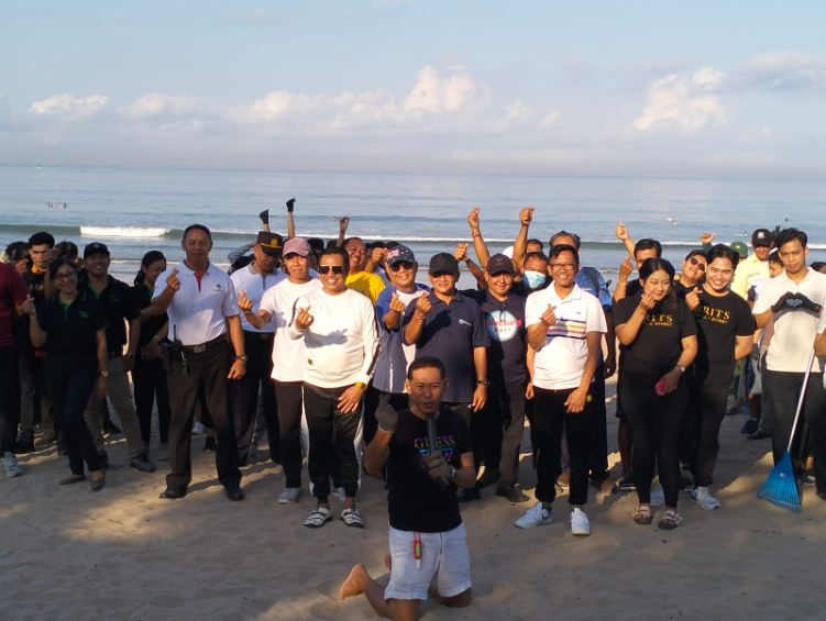 Bapaslon Bupati dan Wakil Bupati Badung I Wayan Suyasa &ndash; I Putu Alit Yandinata (Suyadinata) dalam aksi sosial bersih-bersih Pantai Legian, Kecamatan Kuta, Jumat (13/9).