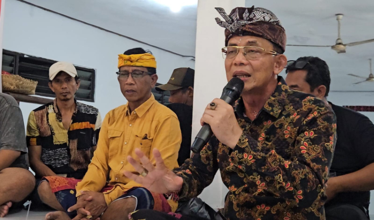I Made Satria saat menerima kunjungan ratusan pemuda di posko relawan Paket Satriya Selasa (10/9).