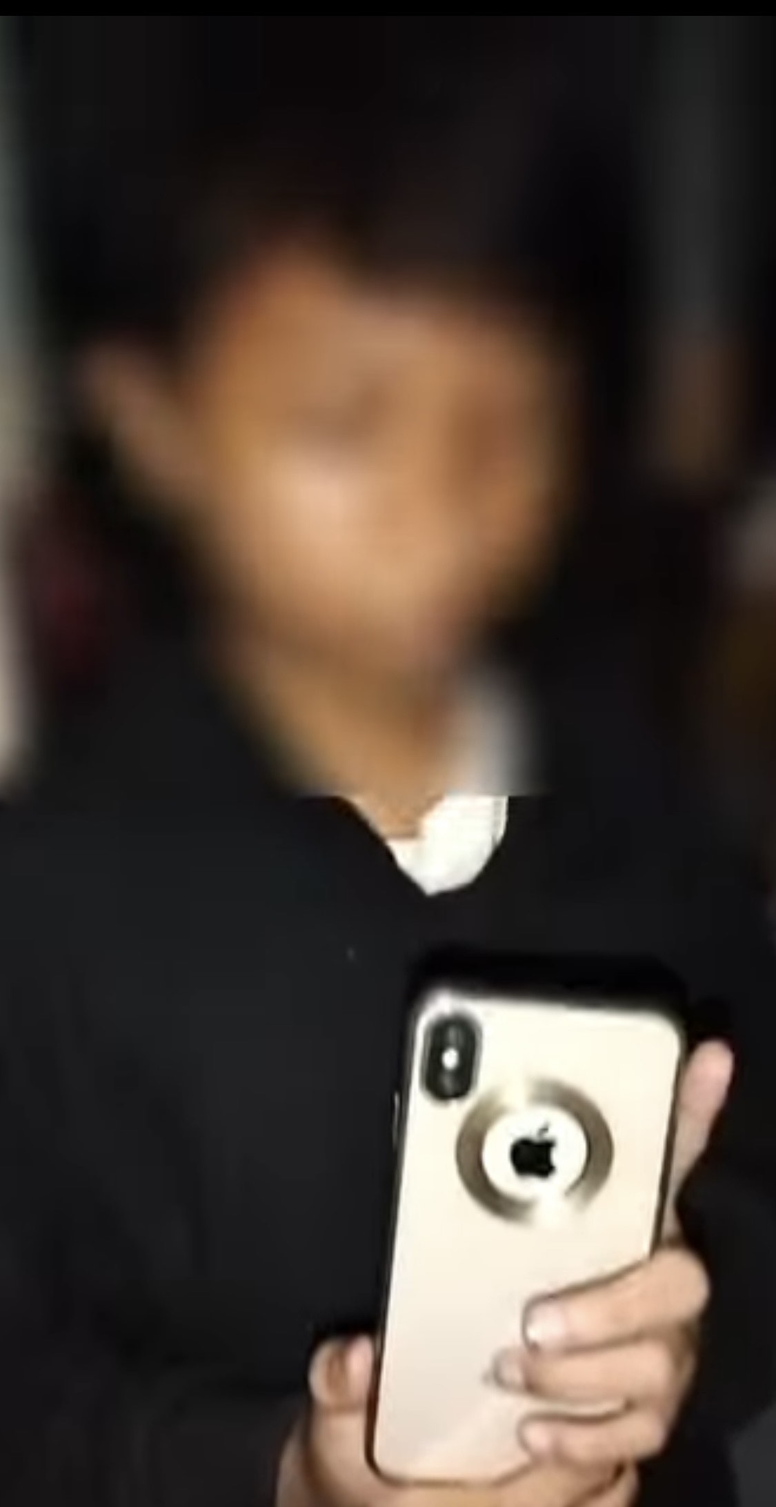 DIAMANKAN: Seorang gepeng yang membawa Hp Iphone saat diamankan oelh Satpol PP Badung BKO Kuta, Rabu (11/9).