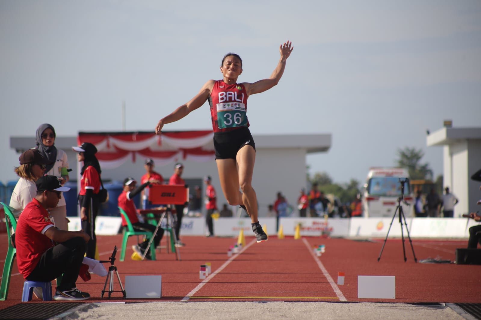 Maria Londa menggenggam emas di PON XXI/2024 nomor lompat jauh putri dengan lompatan 6,44 meter. Ini merupakan emas ke-5 beruntun sejak PON 2008.
