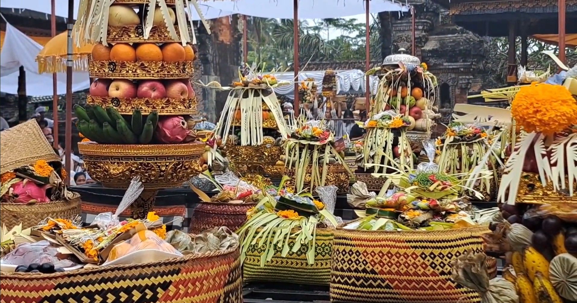 Pisang menjadi saran utama dalam persembahan yadnya bagi Umat Hindu