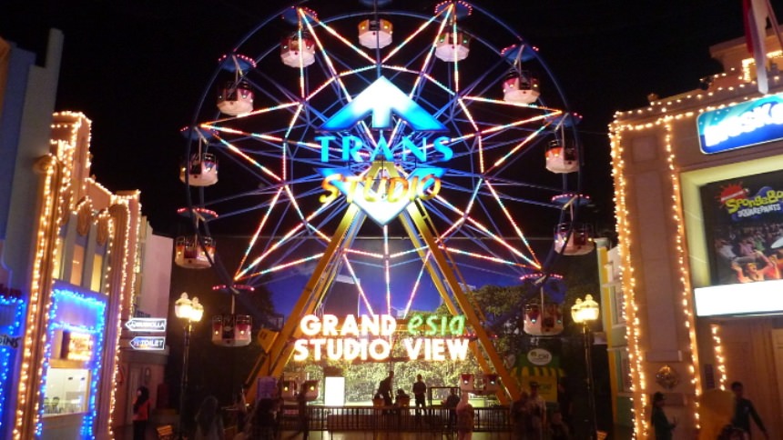 Trans Studio Makassar, yang terletak di Jalan Metro Tanjung Bunga, Kota Makassar, merupakan salah satu taman hiburan indoor terbesar di Indonesia.