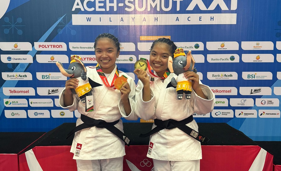 Pasangan kembar judoka Bali, Ni Made Sukerti dan Ni Nyoman Suwitri mempersembahkan medali emas di nomor seni Juno Kata di PON XXI/2024 Aceh-Sumut, Jumat 13 September 2024 di Gelanggang