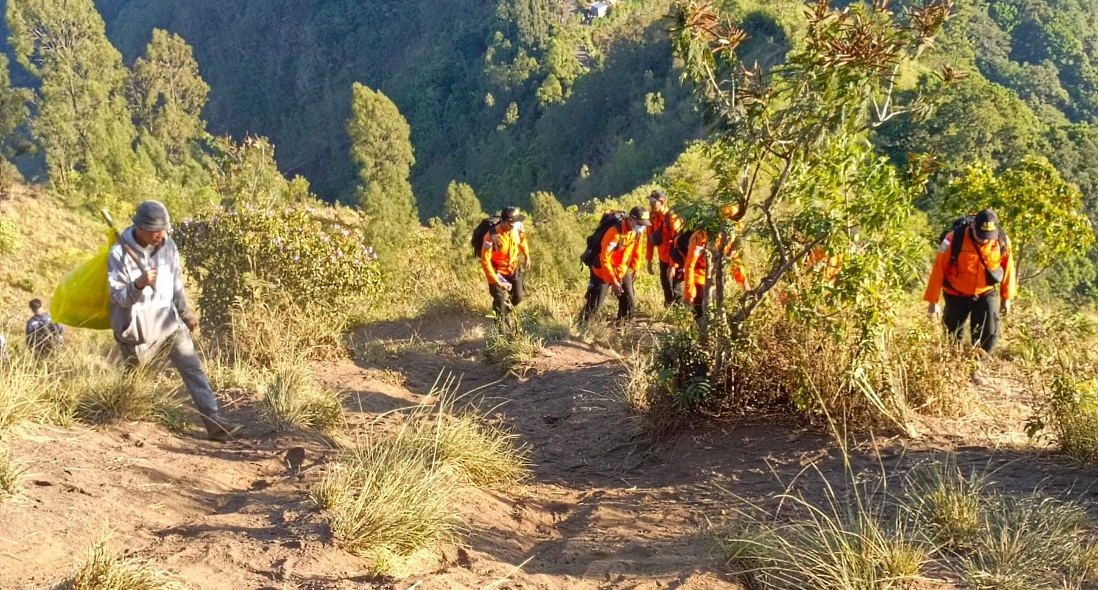 Tim SAR gabungan berupaya melakukan pencarian pendaki yang hilang di Gunung Abang, Kecamatan Kintamani, Kabupaten Bangli, Bali pada Sabtu (14/9/2024).