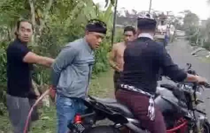 Tangkapan layar M diamankan warga karena disebut melakukan hipnotis di Desa Dapdap Putih, Buleleng pada Selasa (10/9/2024). Kini kasus berakhir damai, karena salah paham saja.