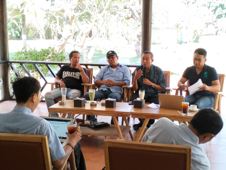 Tim Relawan Pemenangan Bapaslon Suyadinata saat menggelar pertemuan, Kamis (12/9).