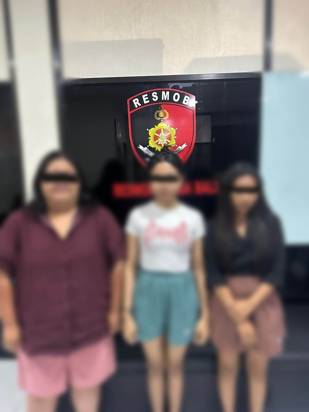 DIGEREBEK: Tiga wanita karyawan Flame Spa yang diamankan oleh Polda Bali. (Bali Express/Humas Polda Bali)