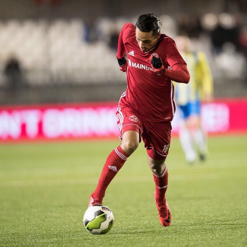 Ezra Walian saat berseragam Almere City. (Instagram @ezrawalian)