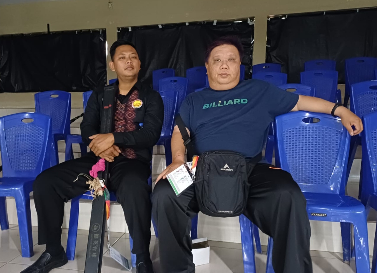 I Kadek Sugiartha (kiri) bersama pelatih Welly Soedarno