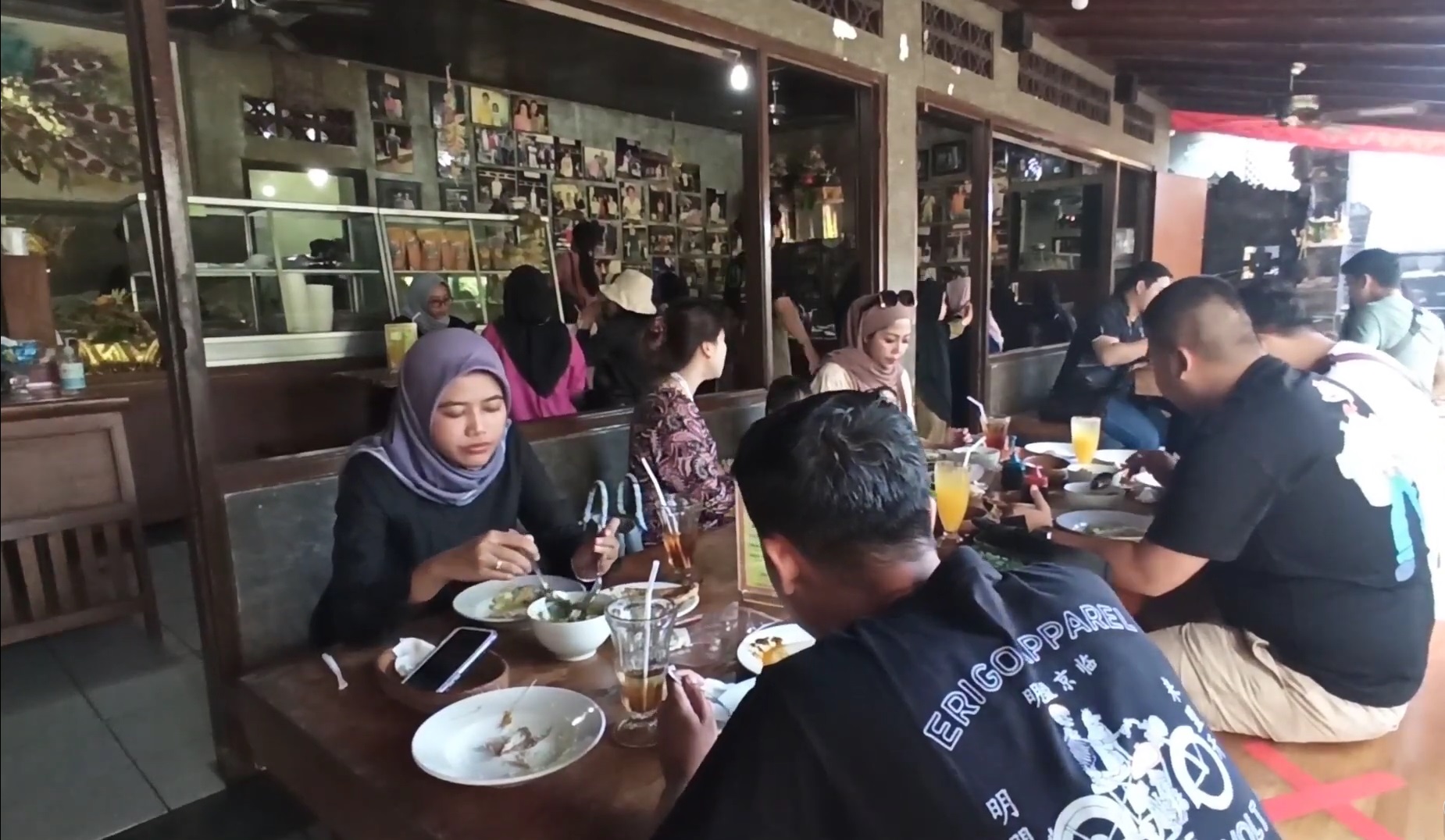 Suasana rumah Makan Mak Beng di Jalan Hang Tuah No 45 Sanur, Denpasar yang hanya menjual satu menu legendaris yakni Sup Ikan laut dan Ikan Laut Goreng sejak Tahun 1941