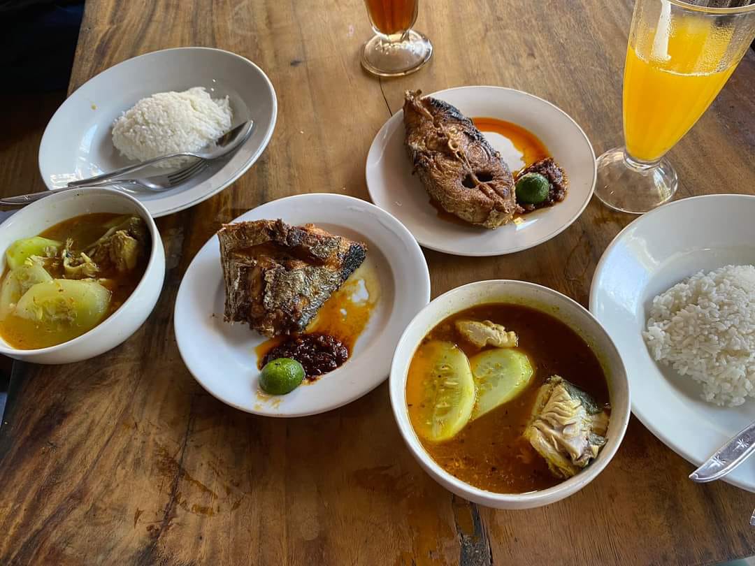 Menu Ikan Goreng dan Sup Ikan Laut andalan Rumah Makan Mak Beng