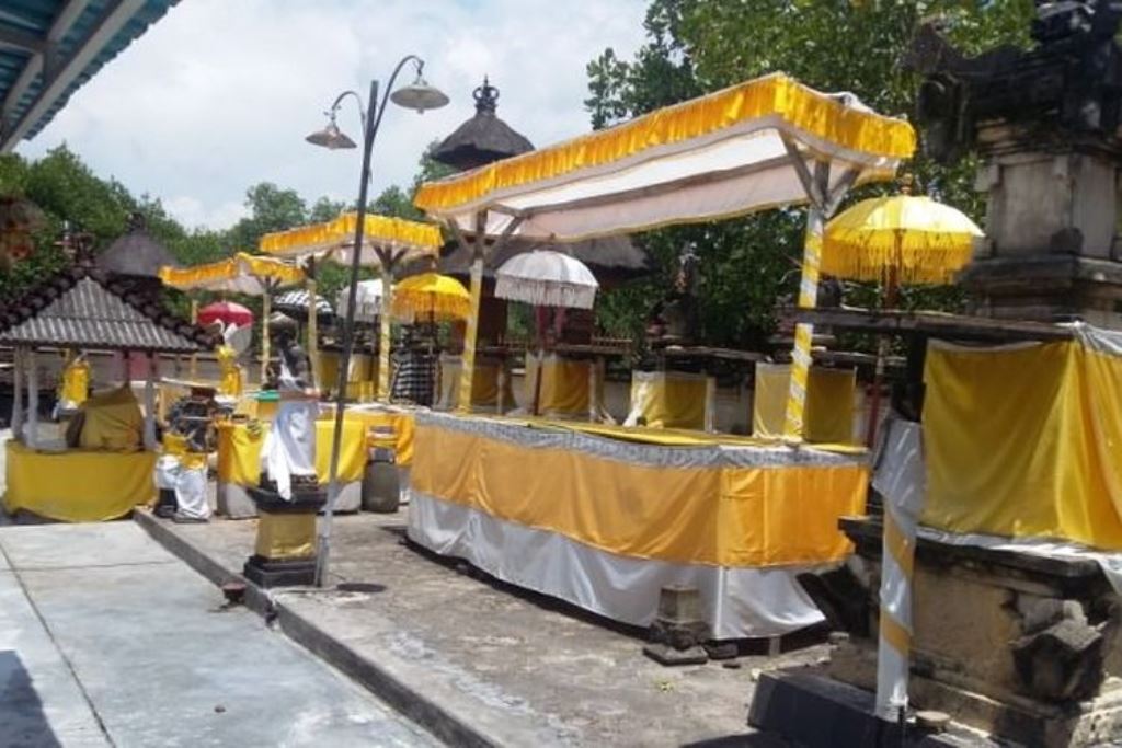 Wastra putih kuning memiliki makna mendalam bagi umat Hindu Bali