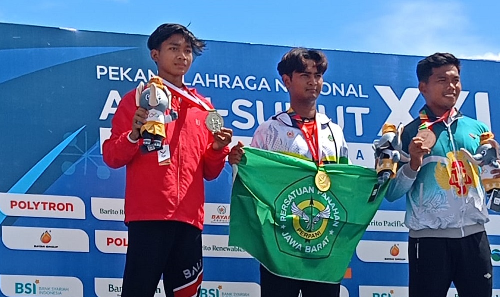RM. Gusti Fazli Kertinegoro (kiri) usai Upacara Penghormatan Pemenang (UPP) cabor panahan divisi Individu Recurve Putra di Kompleks Stadion Harapan Bangsa, Banda Aceh, Sabtu 14 Septemb