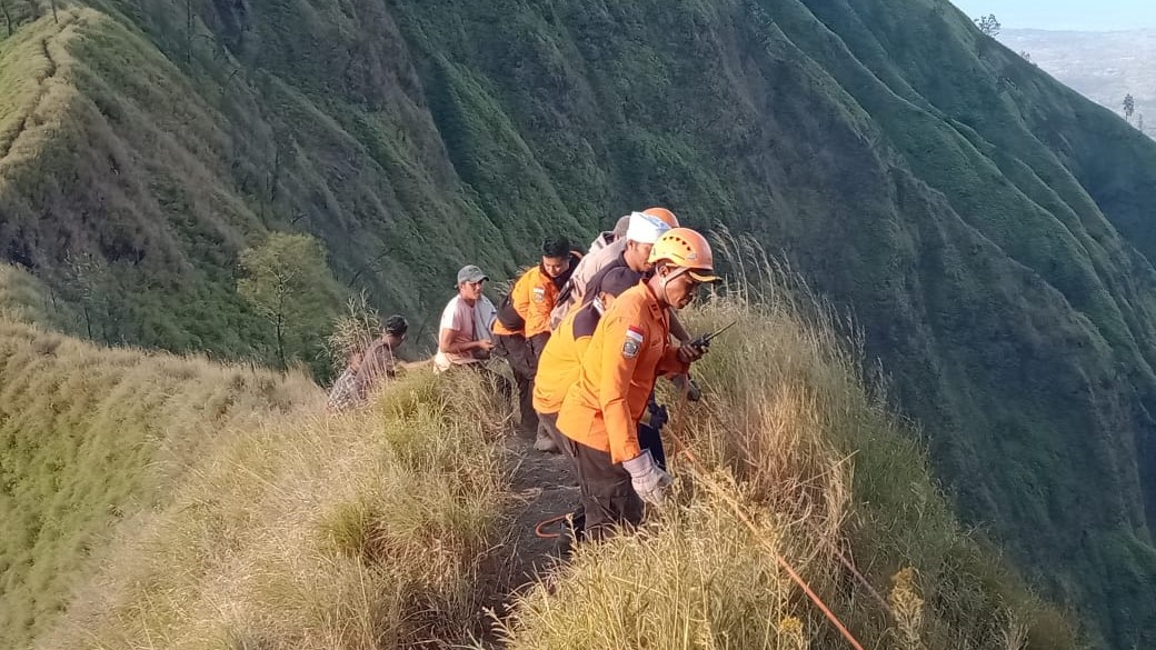 Tim SAR evakuasi Desak Made Putri Swasti Astiti yang jatuh di jurang Gunung Abang, Kintamani, Kabupaten Bangli, Bali pada Jumat (13/9/2024).
