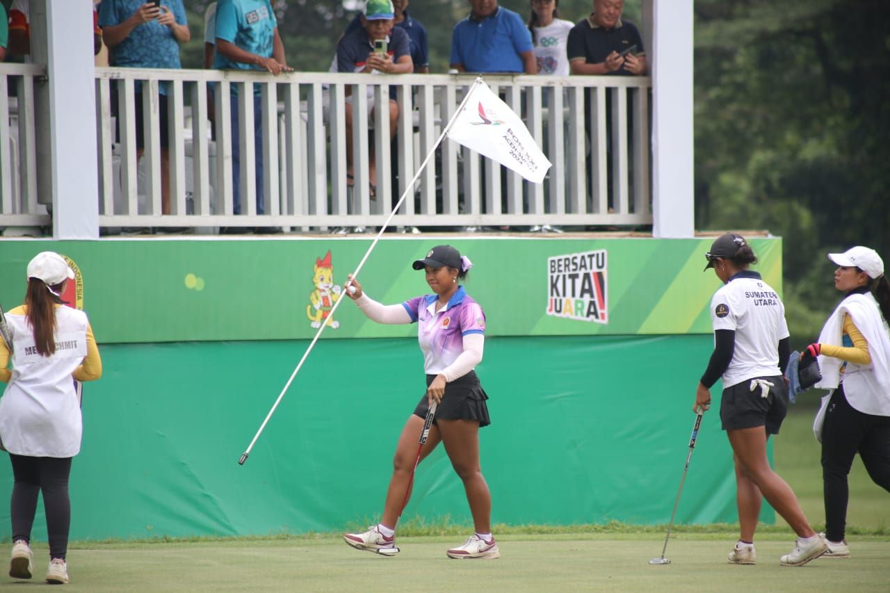 Pegolf Bali Meva Herlina Schmit (bawa bendera) meraih perunggu di nomor individual putri pada PON XXI/2024 Aceh-Sumut.