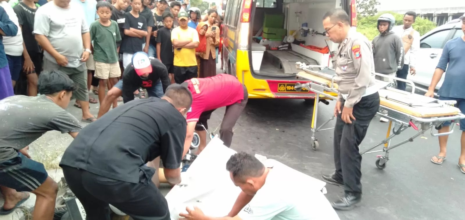 MENINGGAL : Polisi sedang olah TKP kecelakaan di Porong, Sabtu (14/9).
