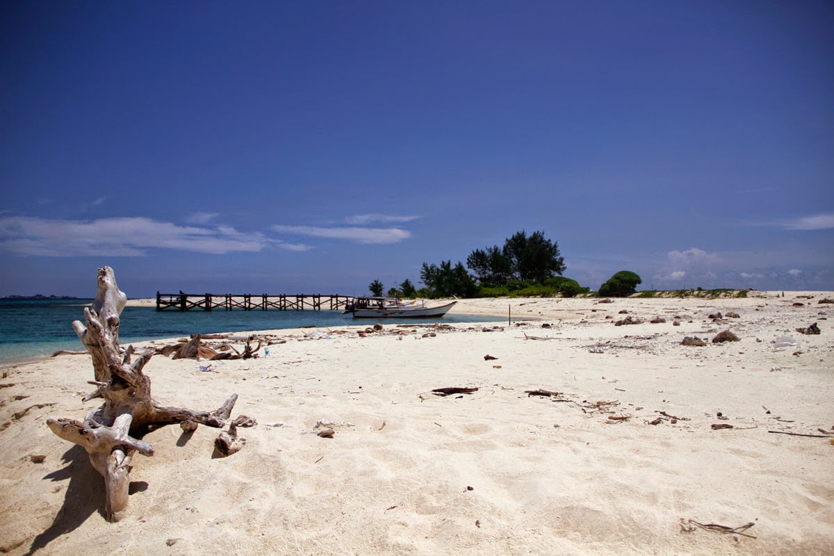 Pulau Kodingareng Keke, sebuah pulau kecil tak berpenghuni yang terletak di lepas pantai Makassar, Sulawesi Selatan