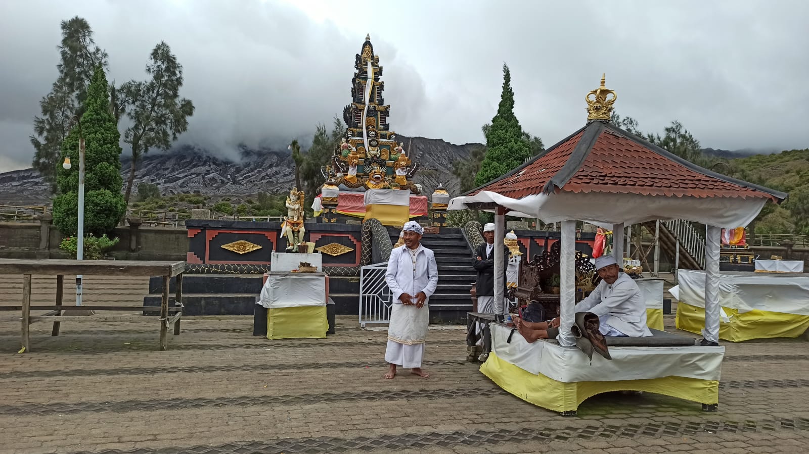 Areal utama mandala Pura Luhur Poten Bromo, Jawa Timur yang berlatar Gunung Bromo