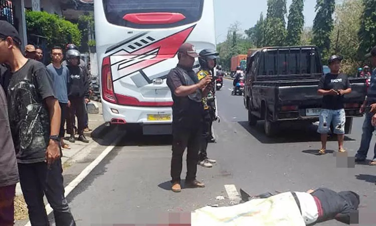 MEMILUKAN: Jenazah korban kecelakaan yang berada di jalan. Korban tewas usai menghantam keras bus yang mogok. (Istimewa)
