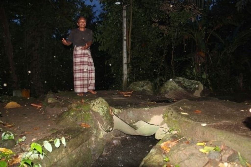 Tradisi Hindu Bali: Nyulubang Bayi di karangasem.