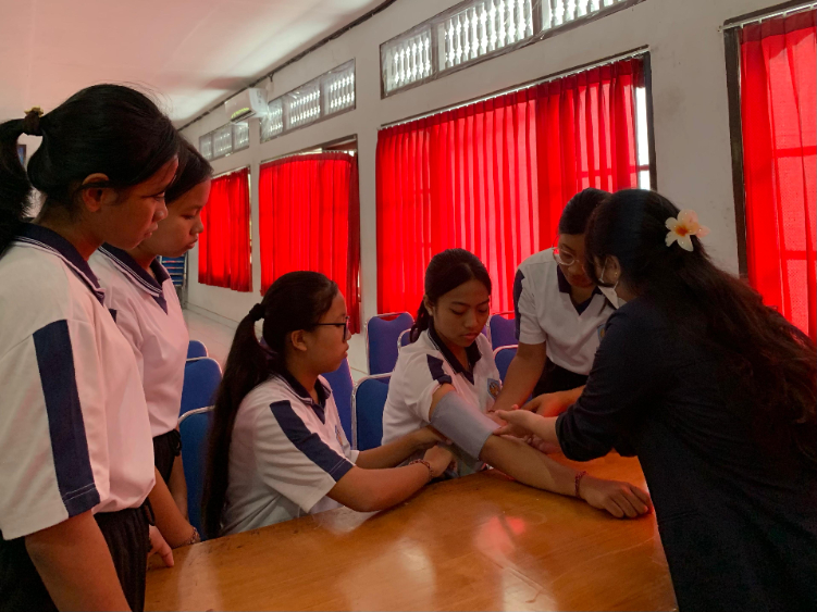 Kegiatan Pengabdian Kepada Masyarakat Sekolah Cantik Remaja Putri di SMA Negeri 2 Tabanan